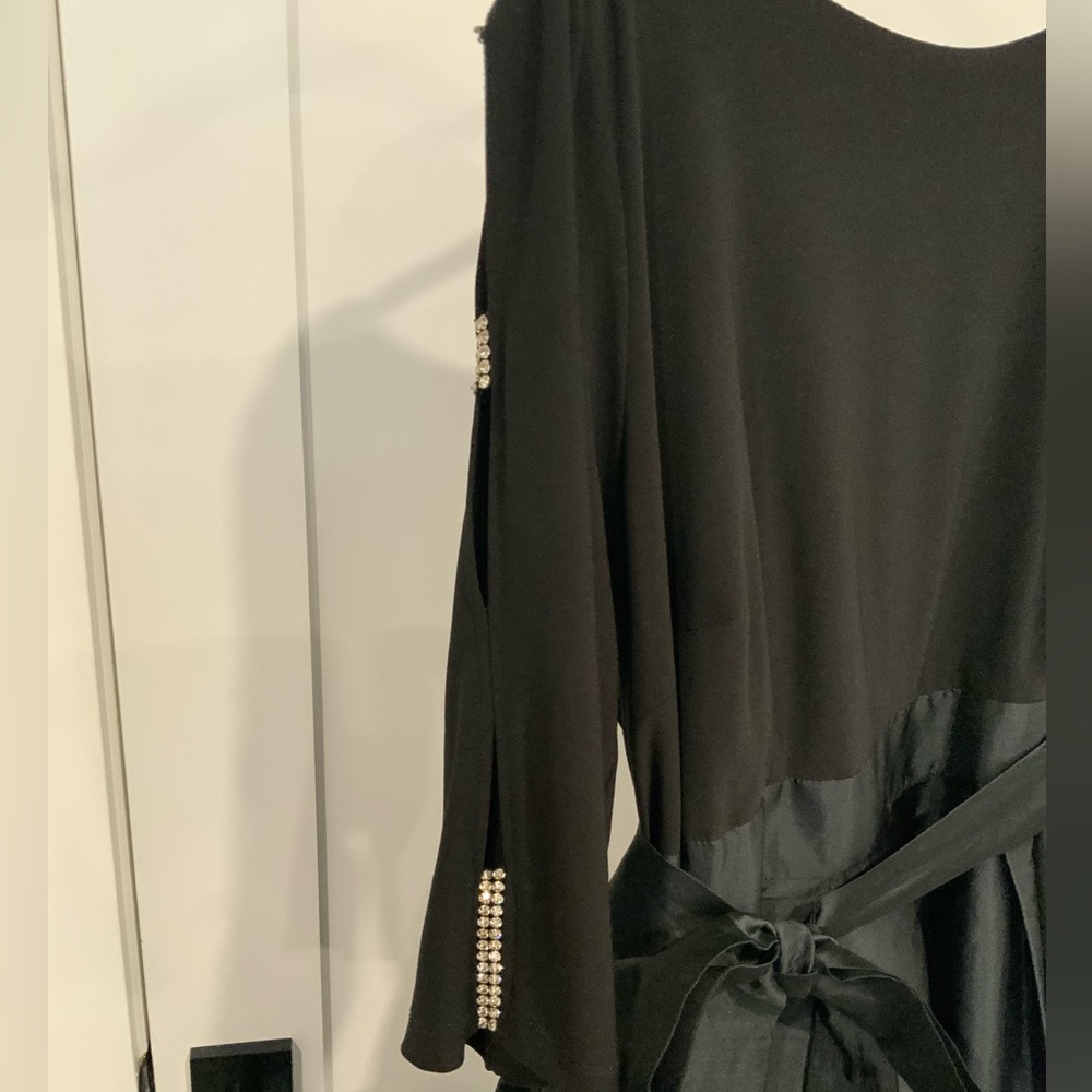 Adrianna Papell: Elegant Black Dress Midi Dress - Picture 5 of 8